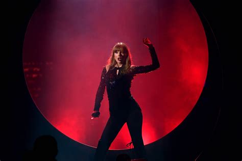 Taylor Swift Lit Up The Amas With Red Hot I Did Something Bad Performance News Mtv