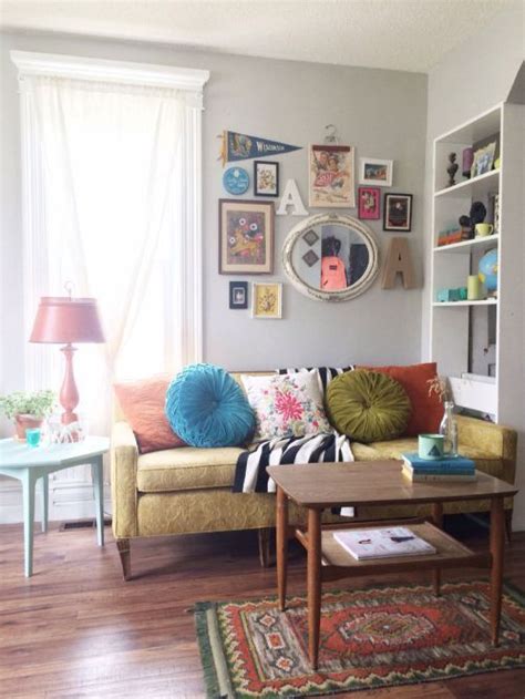 Living room décor is a high priority on the list for many people. june9.com | Shabby chic decor living room, Retro home ...