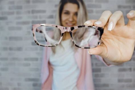 7 Reasons Why You Should Be Wearing Eyeglasses Teachworkoutlove