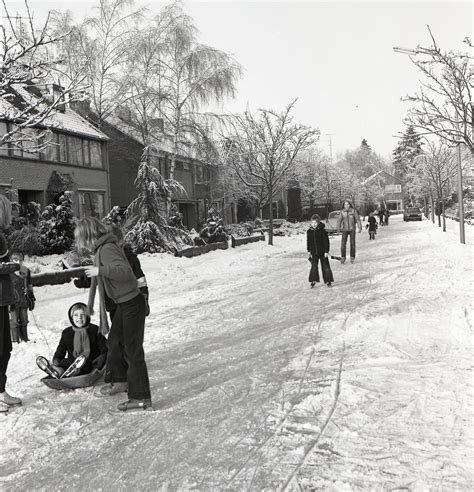 Hoewel het ijs nog lang niet overal betrouwbaar is, ligt er al wel op veel. Toen in Ede: je op straat kon schaatsen als het ijzelde ...