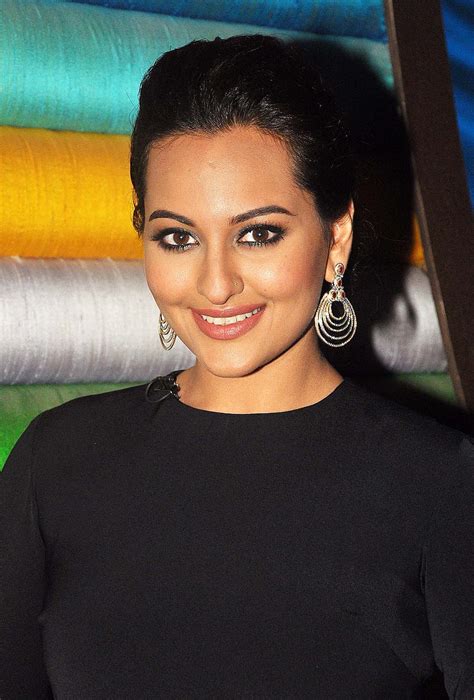 2024 🔥sonakshi Sinha Lip Bollywood Actress Hd Phone Wallpaper 800x1182 15001