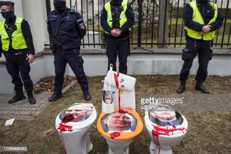 Blood In Toilet Bowl Fotografías E Imágenes De Stock Getty Images