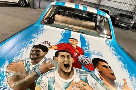 la scaloneta en la plata un hombre ploteó su auto con la selección argentina y es viral