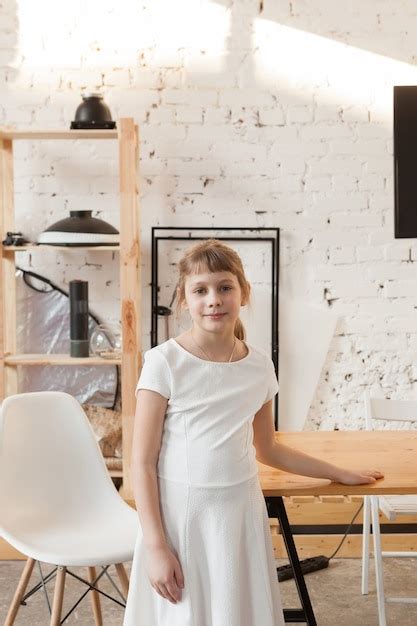 Niña De 8 Años En Vestido Blanco En El Interior De La Escuela Brillante