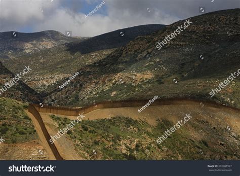 Border Wall Between United States Mexico Stock Photo 601481927