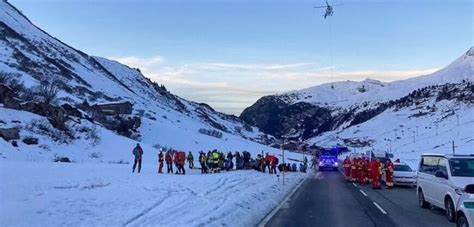 Video The Terrifying Moment An Avalanche Buries 10 Skiers In Austria