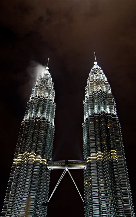 Its design by cesar pelli is inspired by the islamic symbol the twin towers stand at a height of 452 meter and is ranked 9 among the tallest towers in the world. Petronas Twin Towers | The Petronas Twin Towers (also ...