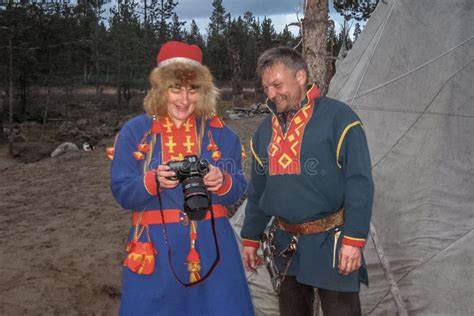 Hombre Y Mujer Saami Sami En Pueblo De Saami Vestido Nacional En La