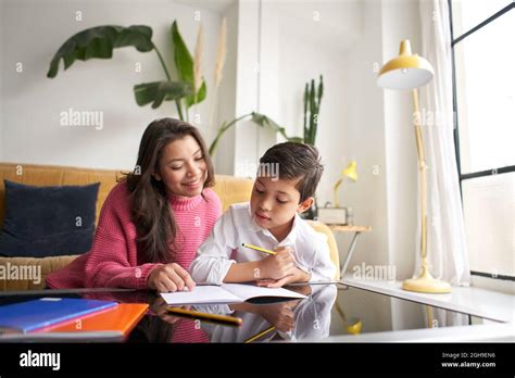 Madre Ayudando A Su Hijo A Hacer La Tarea Para La Escuela Spbi Niños