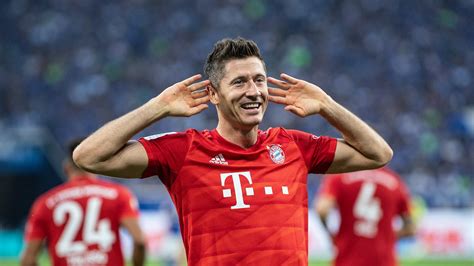 Robert lewandowski scores his 500th senior career goal. Az elképzelt Aranylabdás - Robert Lewandowski portré