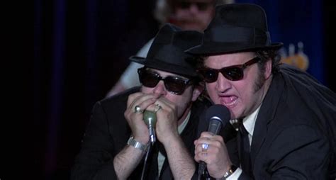 In this sequel to the original blues brothers comedy/musical, ellwood battles the chicago police, sings and dances his way out of numerous sticky situations, and manages to get the old band on the. Blues Brothers | Film-Rezensionen.de