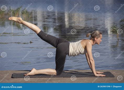Une Jeune Femme Nue Pratique Le Yoga Sur La Plage Photo Stock Image Du Pattes Attirance