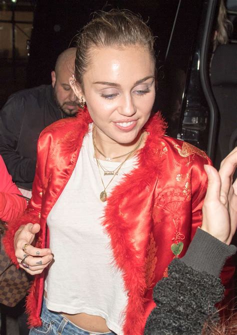 Miley Cyrus Meets The Fans Outside Her Hotel In Nyc 06 Gotceleb