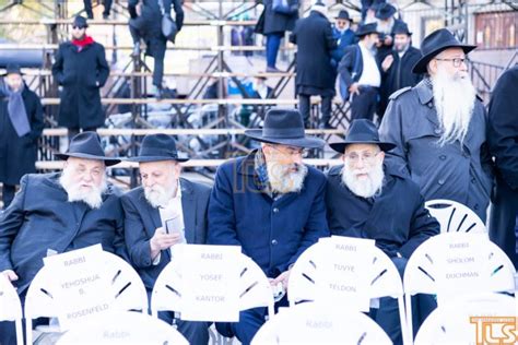 Photos Thousands Of Shluchim Pose For Class Picture Outside Chabad