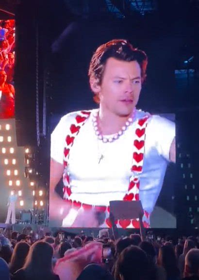 Harry Styles Completely Overwhelmed By Epic Wembley Show Metro News