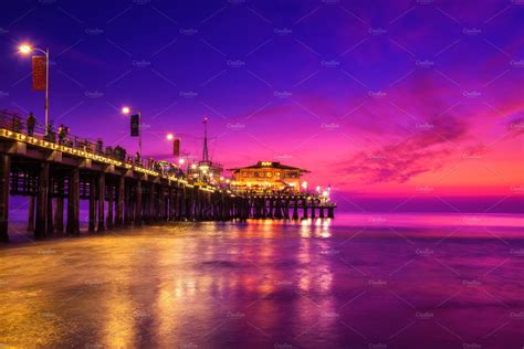 Sunset With Many Tourists At Santa Monica Pier In Los Angeles High