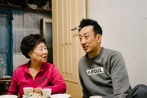 A Korean Adoptee From Minnesota Meets His Birth Mother In South Korea