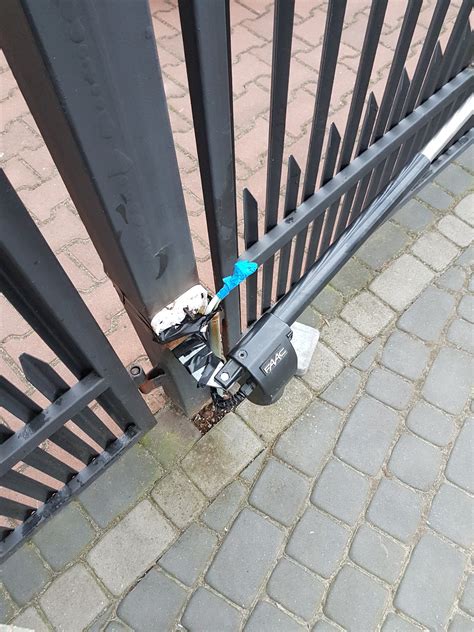 Jak zabezpieczyć (przed psem) kable zasilające bramę automatyczną?