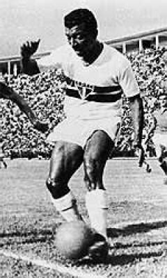 No dia 27 de janeiro de 1930, às 14 horas, foi assinada a ata de fundação do são paulo futebol clube, no número 28 da praça da república, 4 nascido da união entre a associação atlética das palmeiras e o club athlético paulistano, ficando como data magna do clube o dia 25 de janeiro de 1930, 5 dia e mês de preferência de seus fundadores por se tratar da data em que foi fundada. Museu Virtual do Futebol: O Tricolor do Morumbi (1)