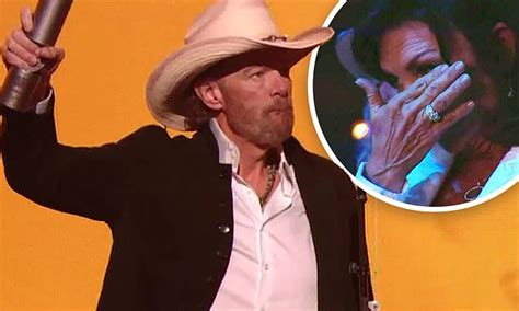 toby keith 62 brings wife to tears as he accepts country music icon award amid cancer battle