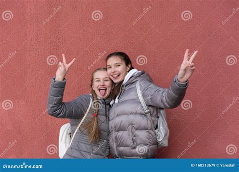 Les Filles Affiche Le Signe De Langue Et De Victoire Avec Rire Image Stock Image Du Facile