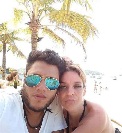 las fotos de las románticas vacaciones de leticia brédice y su novio en las playas de brasil
