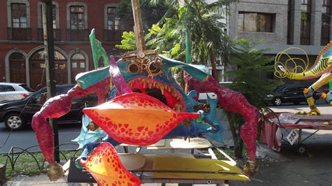 Alebrijes are colorful sculptures which depict mythical creatures in bright color. Exposición al aire libre de alebrijes en México DF | Alebrijes, Exposiciones, Seres imaginarios