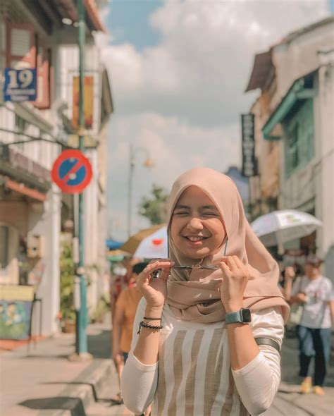 Beragam Pose Gaya Selfie Hijab Kekinian Yang Bisa Jadi Inspirasi My