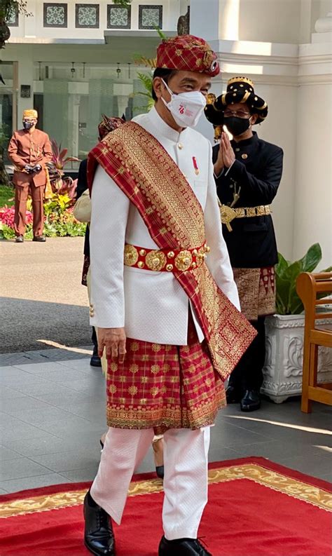 hut ri   presiden ri jokowi kenakan pakaian adat lampung harian jarak news