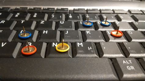 Schreib Blockade Tastatur mit Reißnägel auf den Tasten HDValentin Flickr