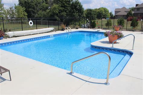 L Shaped Vinyl Liner Swimming Pool With Custom Sun Deck And Full Width