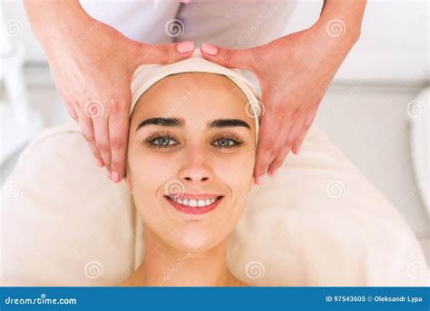 jovem mulher que recebe uma massagem principal imagem de stock imagem de naughty cuidado