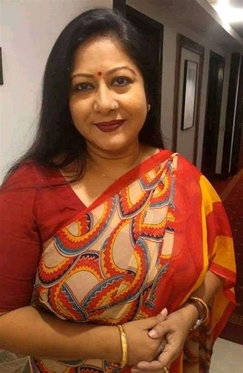 aunty in saree beautiful women over 40 india beauty women indian beauty saree sari