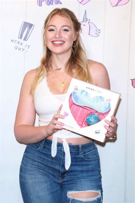 Iskra Lawrence Spark X Iskra Promotion At Aerie Times Square In Nyc 25