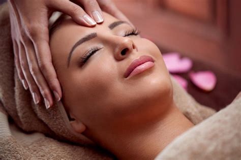 How To Do A Face Massage For Beauty Benefits On Yourself