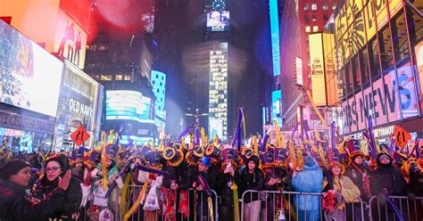 Thousands Pack Times Square For Soggy New Years Eve Celebrations