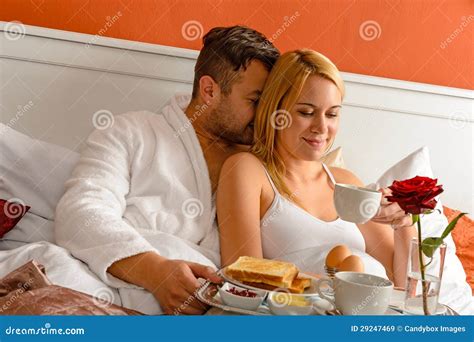 Nestelende Het Bed Van De Paar Romantische Ochtend Het Drinken Koffie Stock Afbeelding Image