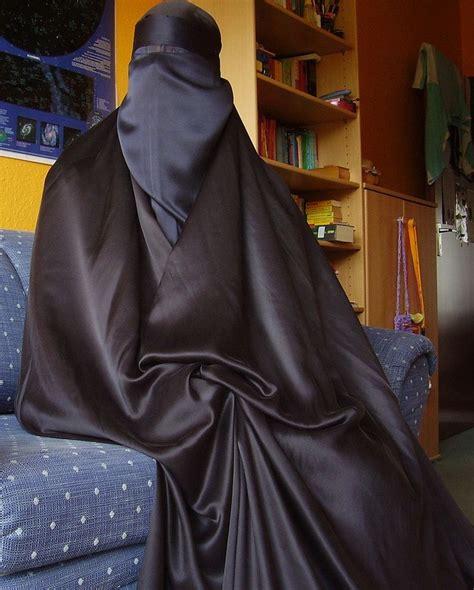 Pin Von Ayşe Eroğlu Auf Niqab Burqa Veils And Masks Satinkleid Satinkleider Burka