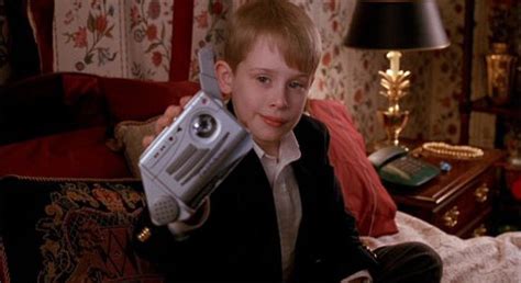 Kevin mcallister es un niño de ocho años, miembro de una familia numerosa, que accidentalmente se queda abandonado en su casa cuando toda la familia se marcha a pasar las calificación: 25 años de Solo en casa (Home Alone) - ForoCoches