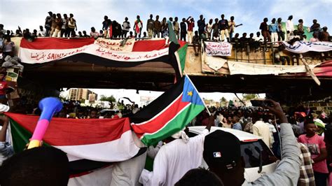 تجمع المهنيين السودانيين يدعو لنقل السلطة فورا إلى حكومة مدنية ومحاكمة البشير