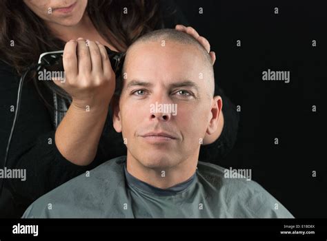 Nahaufnahme Der Friseur Mit Clippers Um Ihren Kunden Kopf Rasieren Stockfotografie Alamy