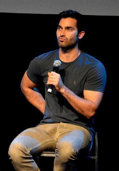 teen wolf star tyler hoechlin with a bulge bulging trousers 2019 hombres sexy chicos
