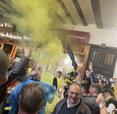 Video Lfc And Villarreal Fans Fester Sammen Inden Semifinalen