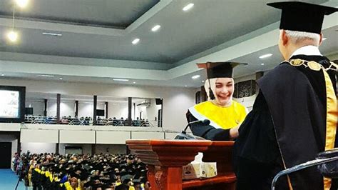 Wisuda Politisi Cantik Ini Resmi Sandang Gelar Doktor Dari Ub