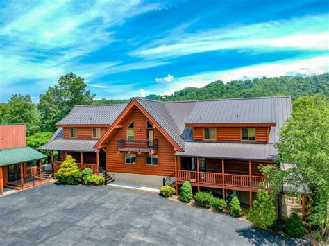 Smoky Mountain Lodge In Pigeon Forge Tn Large Group Cabin Rentals