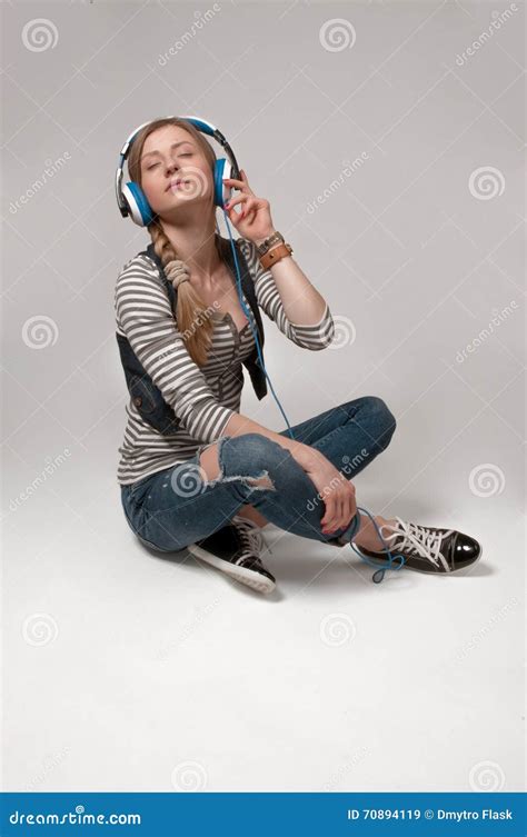 Женщина с наушниками слушая к музыке Стоковое Изображение изображение насчитывающей люди
