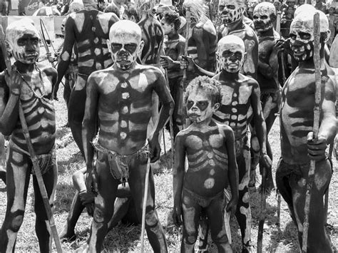 These Remote Papua New Guinean Tribespeople Transform Themselves Into
