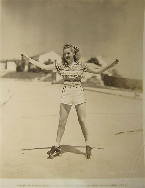 30 Interesting Vintage Photos Of Roller Skating Girls From The Mid 20th