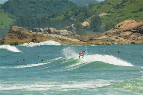 Surfland Brasil Apresenta Surf Talentos 2022 Na Praia Da Ferrugem Em