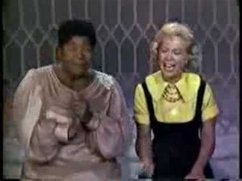 Cantaba con la tesitura vocálica de una contralto y fue conocida como la reina de la música gospel. Dinah Shore & Mahalia Jackson - Down by the riverside ...